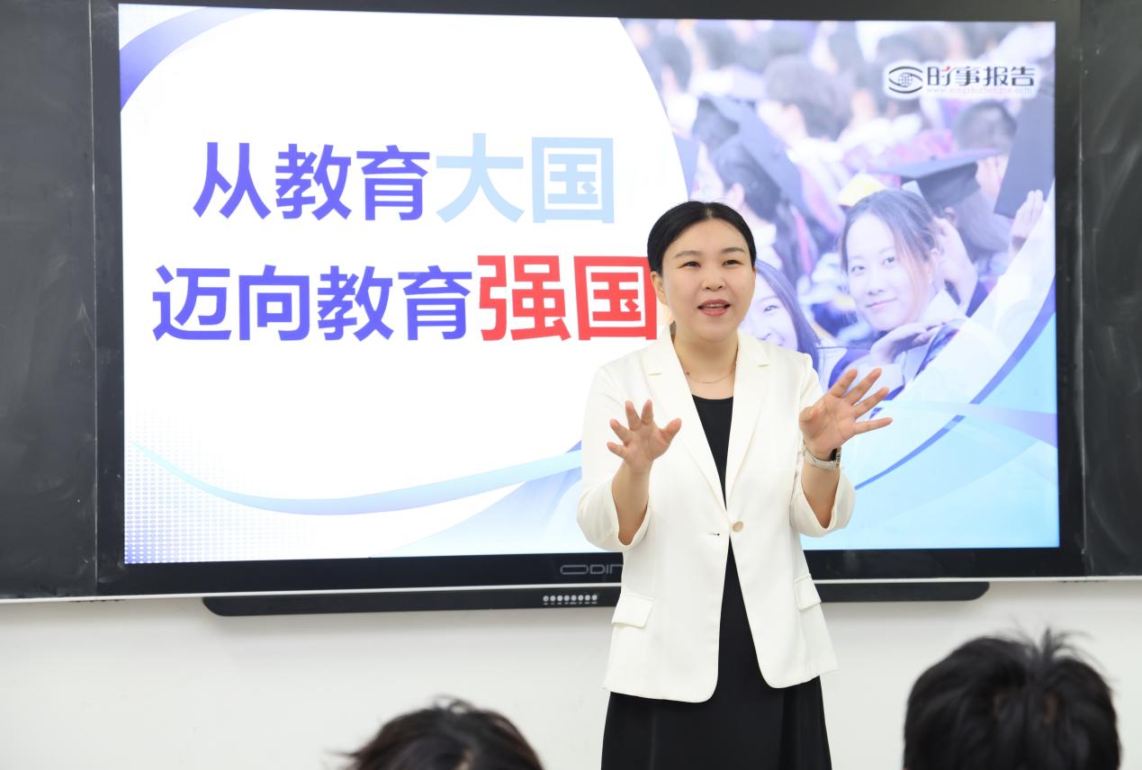 校监事会副主席王艳珍为学生讲授思政课