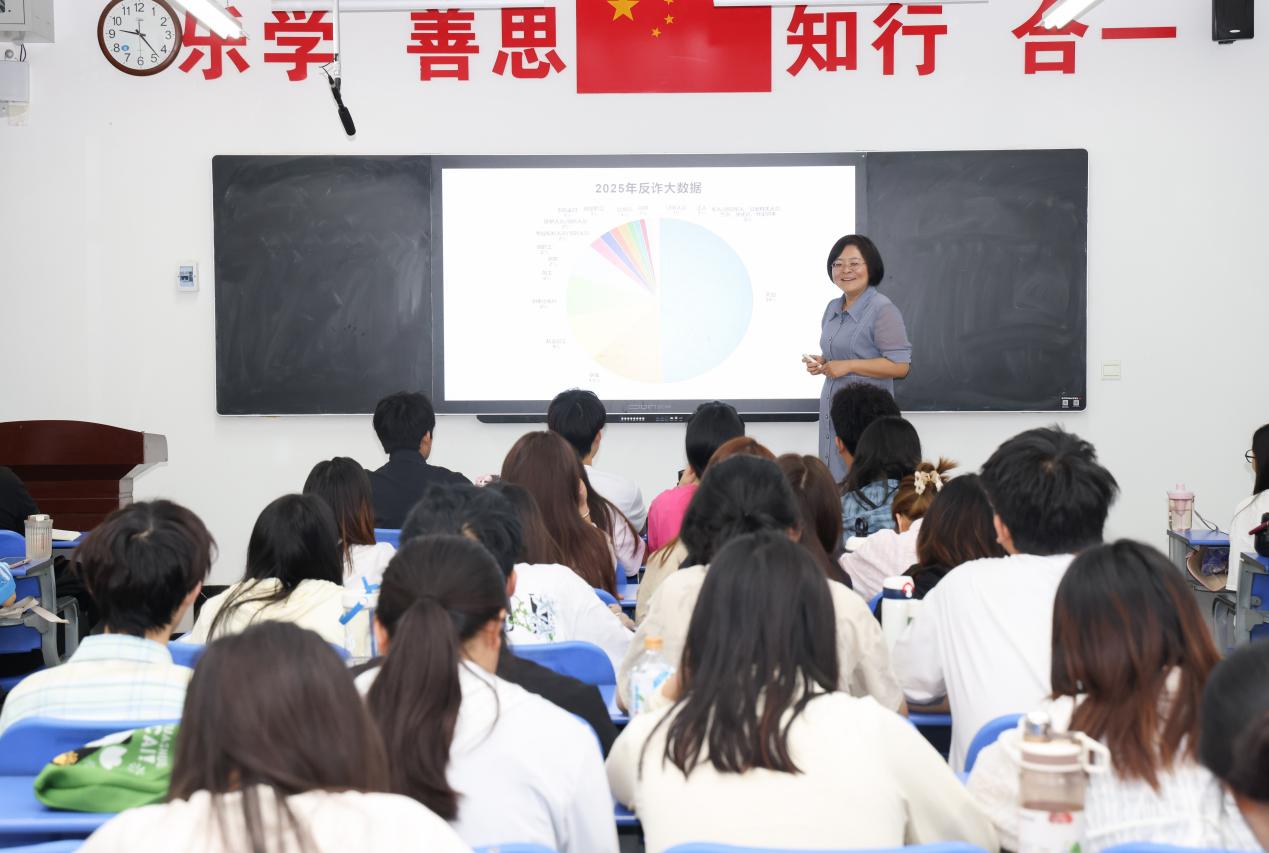 副校长陈静为艺术设计学院学生讲授思政课