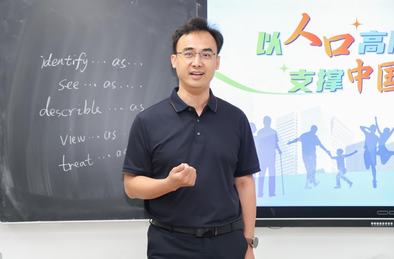 校监事会副主席张彪为大三学生讲授思政课