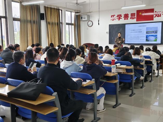 校领导深入一线课堂听评思政课